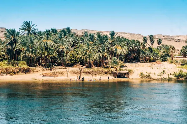 Yolcu Gemisi Nil Doğru Yelken Açarken Yerli Halkın Turistleri Dalgalarla — Stok fotoğraf