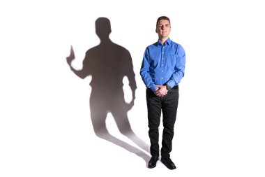 Dost canlısı ve zararsız görünen genç adam gölgesi kötü karakterini ortaya çıkarıyor.