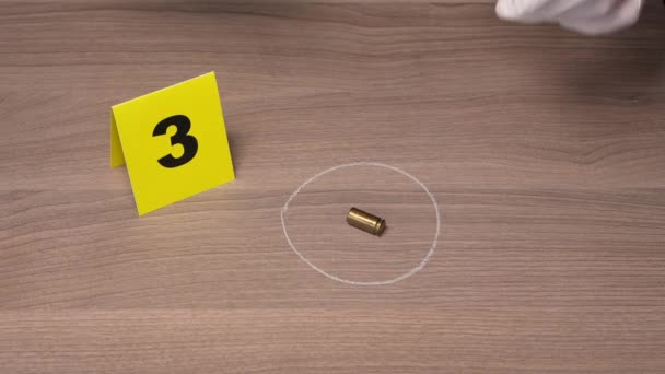犯罪現場調査 証拠の一部として弾丸の包装を収集する法医学官 — ストック動画