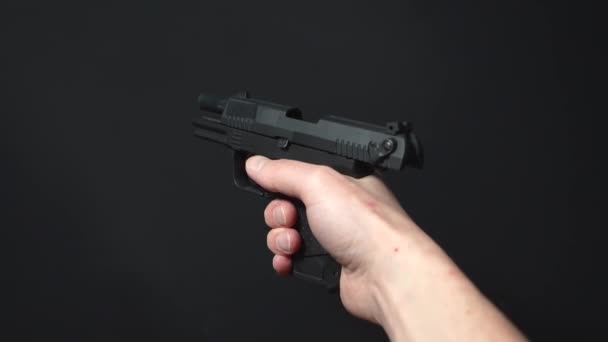 Recarregando Uma Pistola Inserindo Clipe Munição Verificando Bala Câmara Apontando — Vídeo de Stock