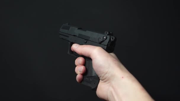 Cargando Una Pistola Insertando Clip Munición Apuntando Con Una Vista — Vídeos de Stock