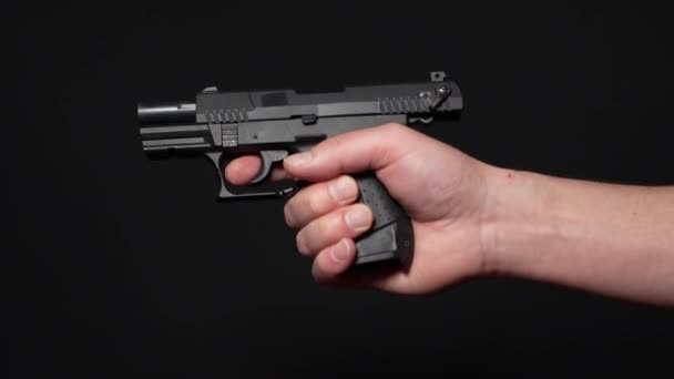 Laddning Pistol Införande Ett Ammunitionsklämma Kontroll Kulan Kammaren Och Siktning — Stockvideo