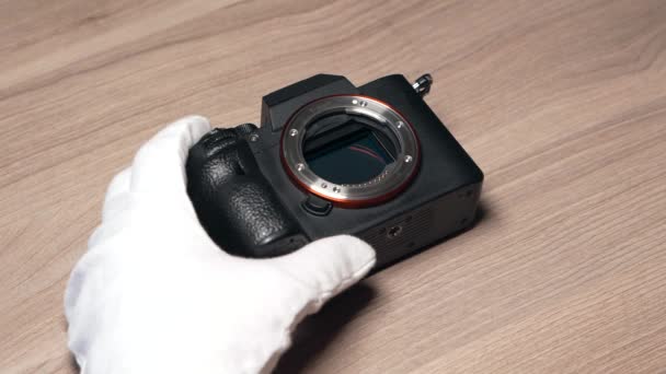 Καθαρισμός Ενός Σύγχρονου Ψηφιακού Αισθητήρα Κάμερας Full Frame Χρησιμοποιώντας Ένα — Αρχείο Βίντεο