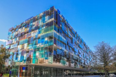 Basel, İsviçre - 25 Ekim 2022: Novartis İlaç Şirketi 'nin renkli cam camlı bir ofis binasının cephesi. Novartis, merkezi Basel 'de bulunan çok uluslu İsviçreli bir ilaç şirketi..