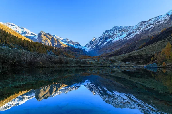 Lago Grundsee Valle Fafleralp Amanecer Con Reflejo Los Picos Montañosos —  Fotos de Stock