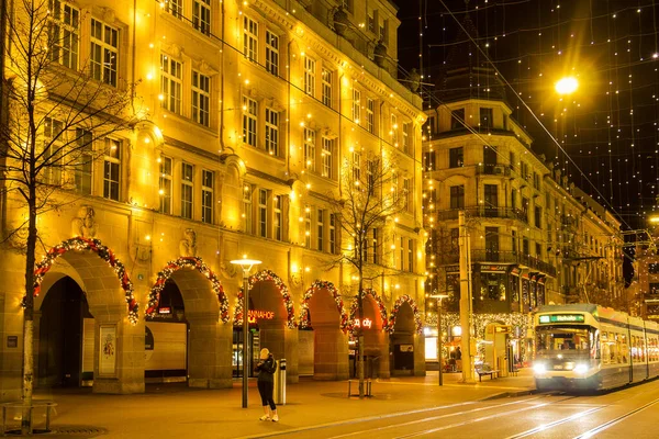 位于瑞士苏黎世大城市Bahnhofstrasse的主要街道 位于圣诞节的交界处 — 图库照片