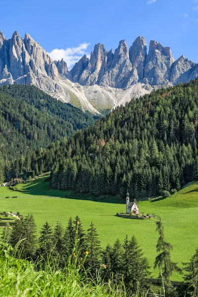 イタリア 南チロル州ヴァル フネスの背景にあるドロミテ山脈ガイスラーグループのラヌイ教会聖ヨハンネ — ストック写真