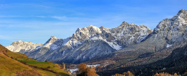 カントン グリソンズのローワーエンガディンのスイスアルプスの山の峰 アフエス リシャナ ジョン ダドラと山の鎖を結ぶ — ストック写真
