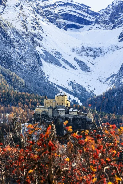 보이는 의타라 눈덮인 산으로 둘러싸인 — 스톡 사진