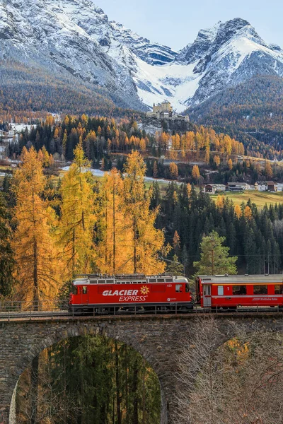 Ftan Switzerland November 2022年 冰川特快列车与塔拉森城堡 Tarasp Castle 一起通过 图库图片