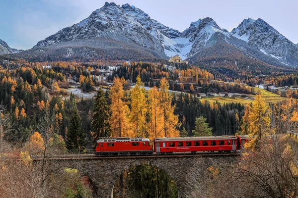 Ftan Switzerland November 2022 Rhaetian Railway Red Train Passing Tarasp — Stock Photo, Image