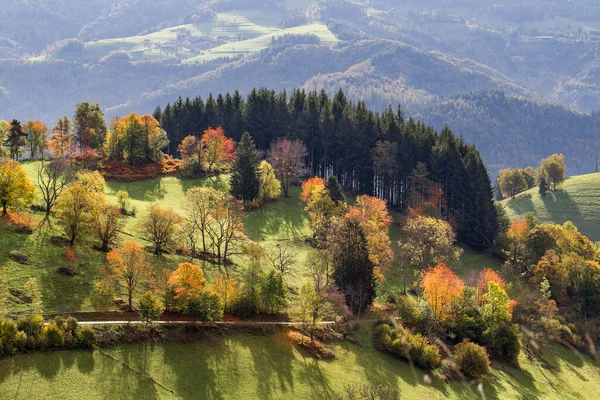 Barevná Podzimní Krajina Horami Slunci Odlévání Světla Odstíny Kopcích Lesem — Stock fotografie
