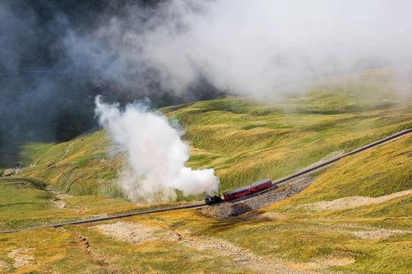 秋の霧の中でブリエンツァー ロソーン山頂に登る赤い観光用蒸気機関車 — ストック写真