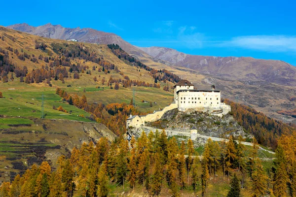 Scoul Tarasp城堡秋天绚丽色彩的高景 — 图库照片