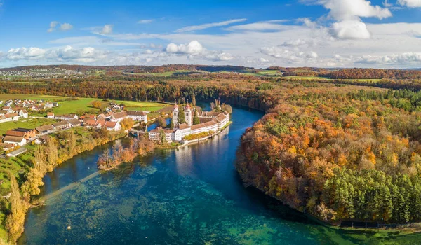 瑞士莱茵河上的瑞瑙修道院岛的空中全景 五彩斑斓 — 图库照片