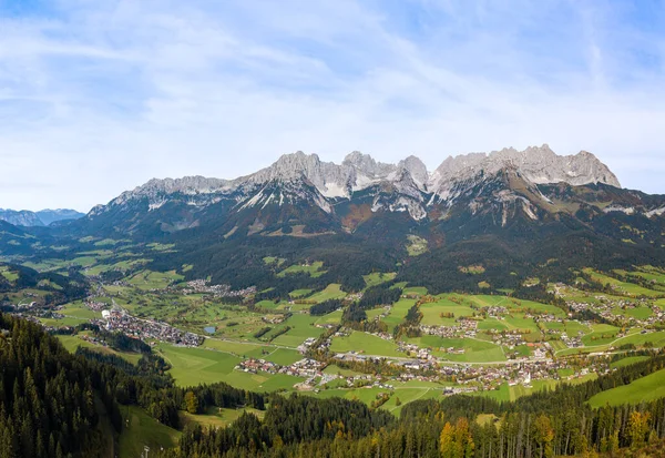 ワイルダー カイザー山脈の空中パノラマ画像と谷の村 チロル オーストリア — ストック写真