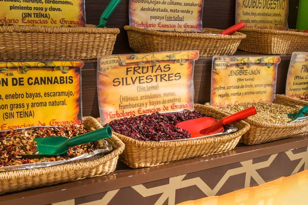 西班牙南部市场上出售的天然无茶和无茶草茶 — 图库照片