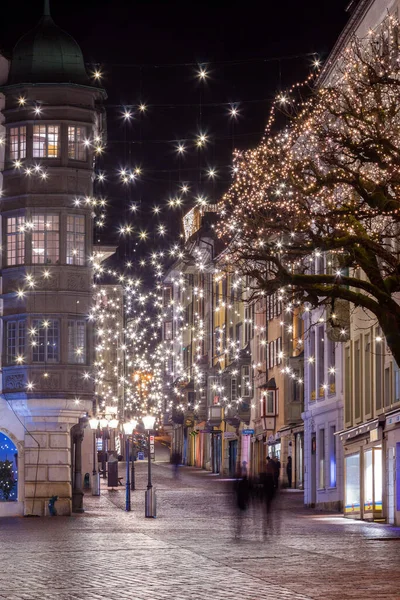 12月24日 瑞士沙夫豪森 2021年 旧城圣诞佳节街上 节日装饰与液晶显示灯泡一起使用 以节省更多的能源 — 图库照片