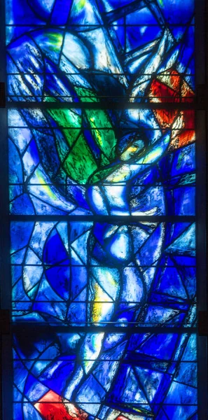 スイスのチューリッヒ 4月19日 2021 マーク シャガールによって設計されたプロテスタント教会Frumunsterのステンドグラス窓 — ストック写真