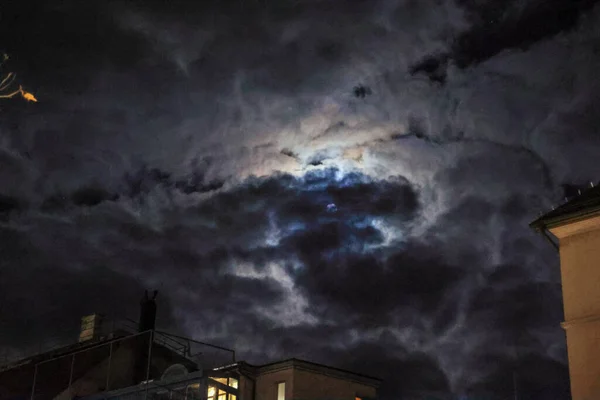Mysteriöse Wolken Formen Sich Wie Ein Pilz Der Das Mondlicht — Stockfoto