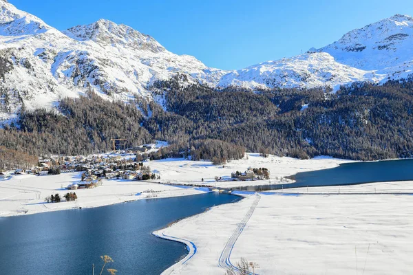 Kış mevsiminde Silvaplana Gölü 'nden İsviçre' nin Motor Bölümü 'ndeki Piz Corvatsch' a