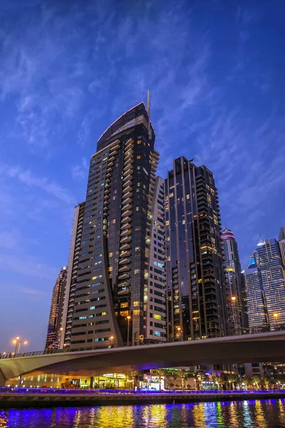 Edificios Gran Altura Dubái Durante Hora Azul Tarde Concurrida Zona —  Fotos de Stock