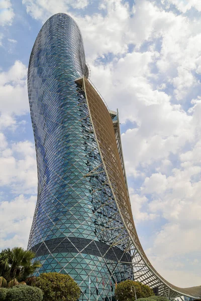 2月27日 阿联酋阿布扎比 2023年 被认证为世界上最倾斜建筑的首都门塔 那是阿布扎比展览中心的旅馆 — 图库照片