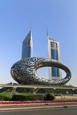 İki Jumeirah Emirlik Kulesi 'nin arkasında olduğu Geleceğin Müzesi' nin gelecekteki mimarisi..