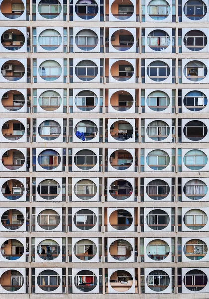 Repeated Pattern High Buidling Facade Windows Frame Crowded Urban Life — Stock Photo, Image
