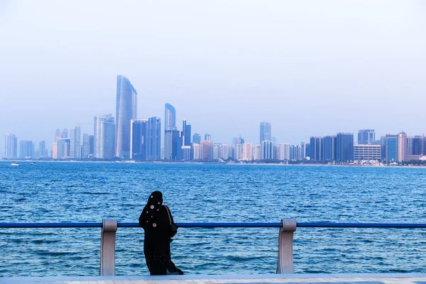 Вид Сзади Арабскую Женщину Стоящую Побережье Абу Даби Центре Города — стоковое фото