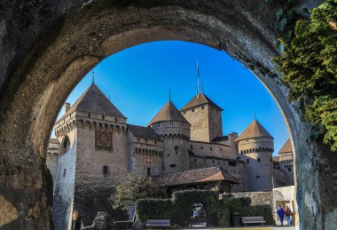 Chillon, İsviçre - Şubat 2023: Cenevre Gölü 'ndeki Ortaçağ Chillon Şatosu