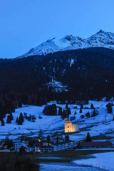 Alpes Suíços Aldeia Savognin Hora Azul Com Igreja Católica Son — Fotografia de Stock