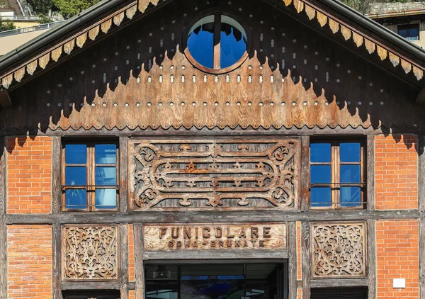 连接科莫市和布鲁内特村的科莫布鲁内特漏斗铁路装饰精美的老式进口木板 — 图库照片