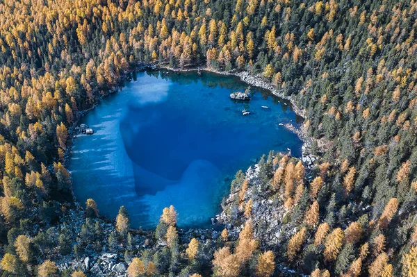 Imagen Drone Aéreo Sobre Lago Forma Corazón Rodeado Alerces Otoñales —  Fotos de Stock