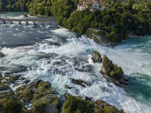 夏季高水量时用无人驾驶飞机在莱茵河瀑布上空进行航拍 — 图库照片
