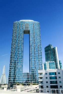 Dubai, BAE - 24 Şubat. 2023: Ortasında delik olan modern Address Beach Resort binası. Dubai, Dubai 'deki Jumeirah Plaj Konutu' nda lüks bir otel.. 