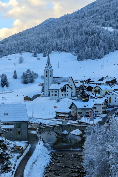 스위스 알프스의 Savognin 마을은 인기있는 스포츠 휴양지로 파란색 시간에 카스틸 — 스톡 사진