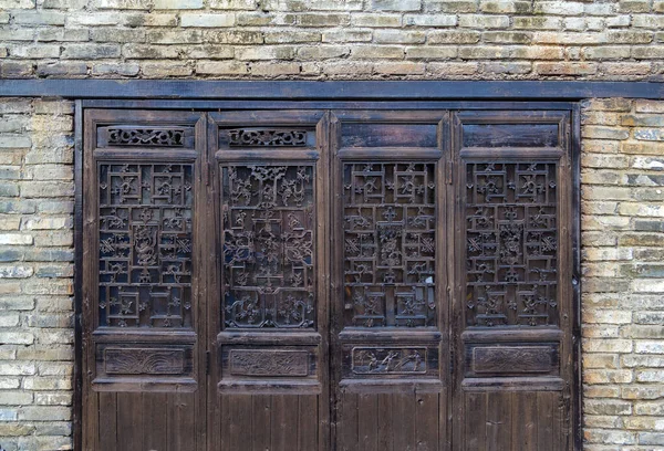 具有典型中国建筑风格的古代经典木门 木雕与砖墙配套 — 图库照片