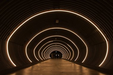 Zürih, İsviçre - 27 Mart. 2022: Zürih Havaalanı alışveriş merkezinin yeni bölümünü ve uçuş alanlarını birbirine bağlayan ışık tüneli.