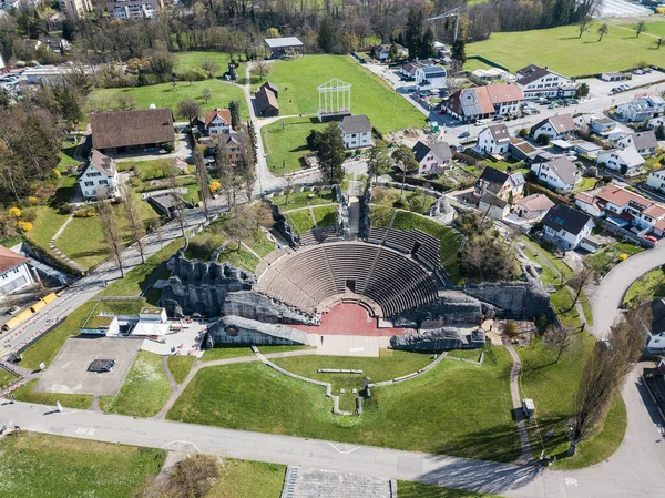 スイスのカイザーオーギュスト 3月28日 2023年 カイザーオーギュストのオーガスタ ラウリカにある古代ローマの円形劇場の上空からの空中ドローンの眺め 紀元前44年頃ルキウス ムナティウス プランカスによって設立された ロイヤリティフリーのストック写真