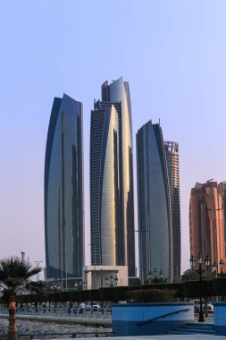Abu Dabi, BAE - 26 Şubat. 2023: Abu Dabi 'deki ünlü mimari modern Etihad Kuleleri. Etihad Kuleleri, ofisler, daireler ve Grand Hyatt Oteli için beş binadan oluşan bir gruptur.