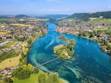 Aşağı Ren Nehri 'nin Werd Adası ve Stein am Rhein şehri manzaralı görüntüsü. İsviçre ile Almanya arasında bir sınır..