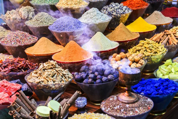 Colorido Mercado Especiarias Com Arábico Tradicional Incenso Bukhoor Agar Queimador — Fotografia de Stock
