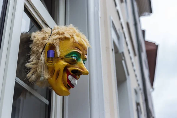 Karneval Mask Hängande Utanför Fönstret Som Dekoration Tradition Basel Carnival — Stockfoto