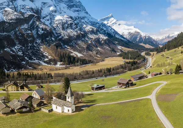 修復された教会のメデルスとアルプスのピークEinshornとメデルス ラインヴァルトの牧歌的なアルプスの村の本当のイメージ グリソンズ スイス — ストック写真