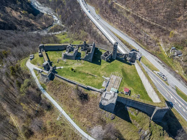 瑞士加里森州梅索科城堡 Castello Meschos 废墟上方的空中图像 — 图库照片