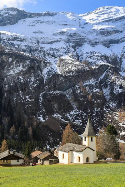 Igreja Reformada Idílica Aldeia Dos Alpes Medels Rheinwald Contra Montanha — Fotografia de Stock