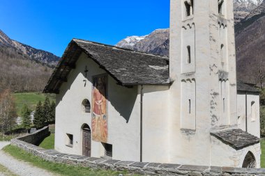 Mesocco harabelerinin altındaki Santa Maria del Castello Katolik Kilisesi. Kilise, içinde romantik tarzıyla duvar resimleri yapmasıyla ünlüdür..