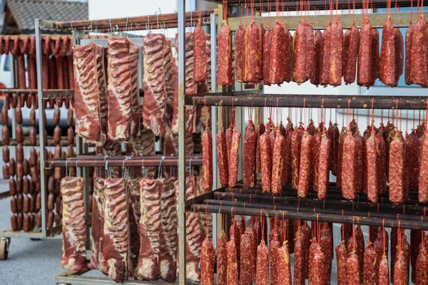 Essiccare Salsicce Pancetta Nel Metodo Tradizionale Appendendo Prodotti Base Carne — Foto Stock