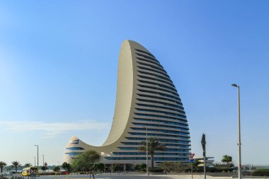 Abu Dabi, BAE - 27 Şubat. 2023: Al Sail Tower in the Al Raha Beach, Abu Dabi apartmanı ve villaları olan modern bir yerleşim yeri.